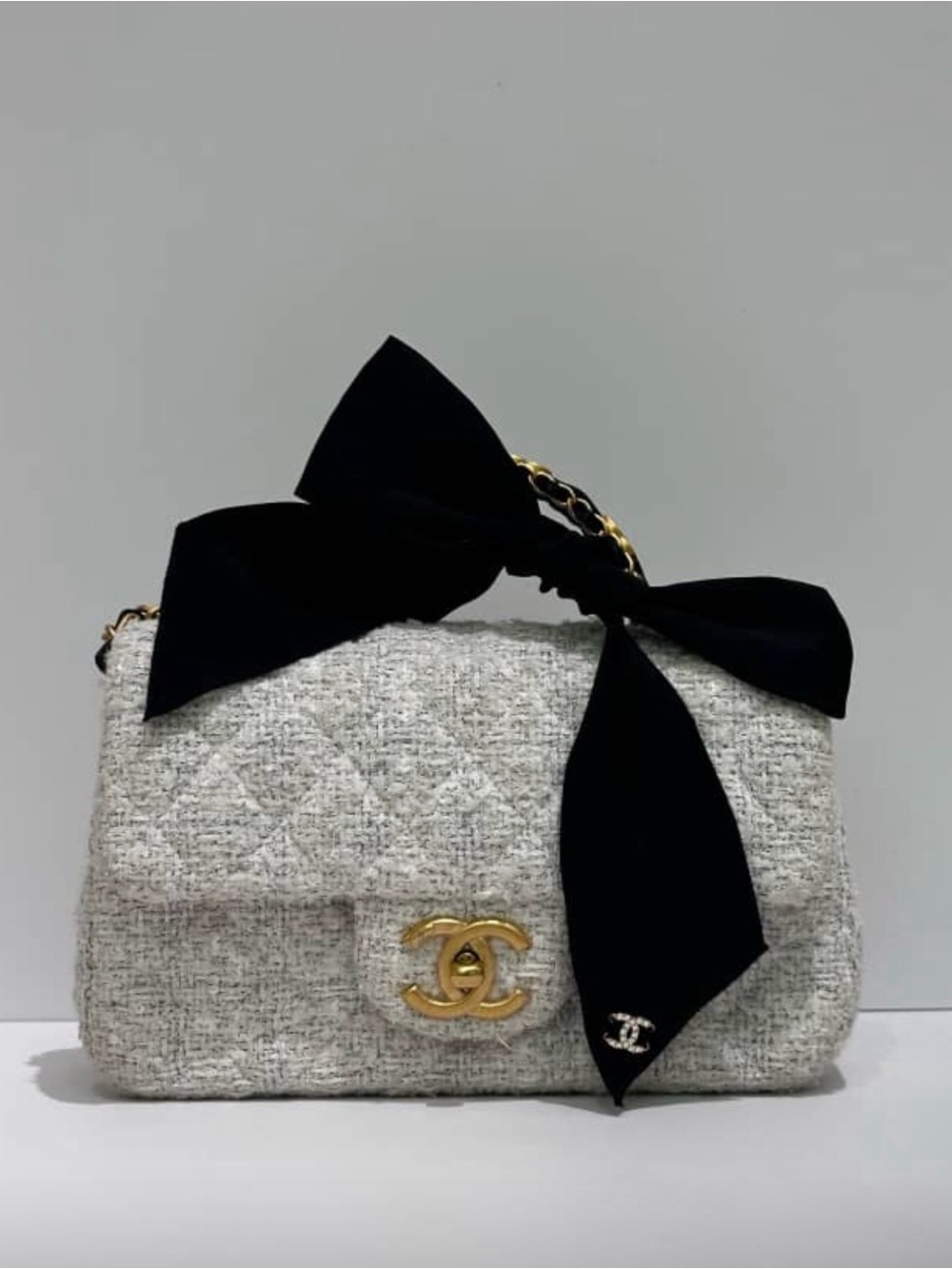 CHANEL White Tweed Shoulder Bag with Black Bow and Gold Hardware
